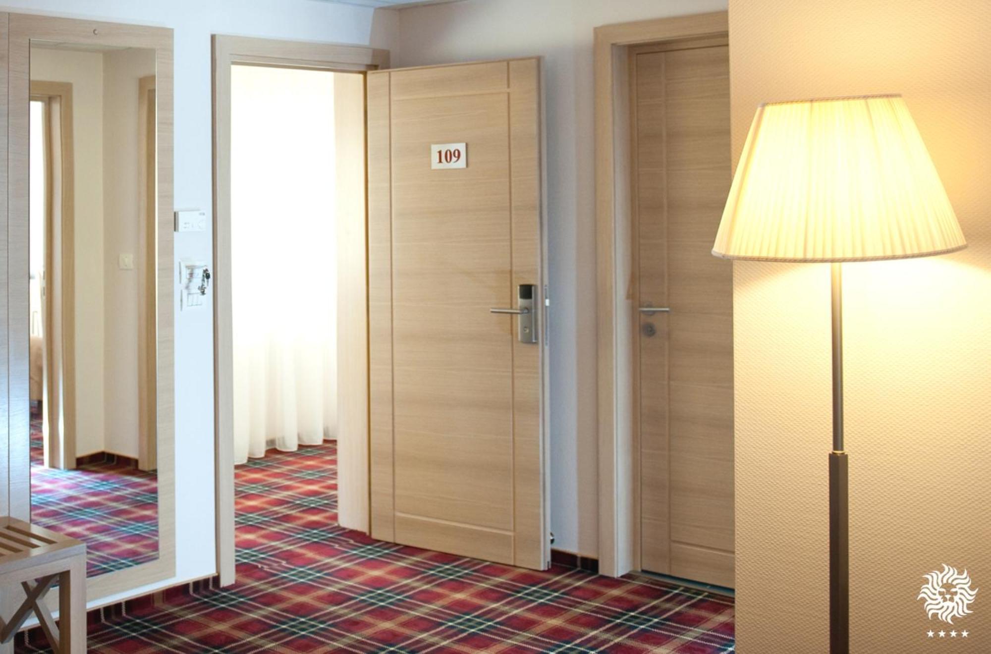 Hotel Leon & Spa Арад Екстериор снимка