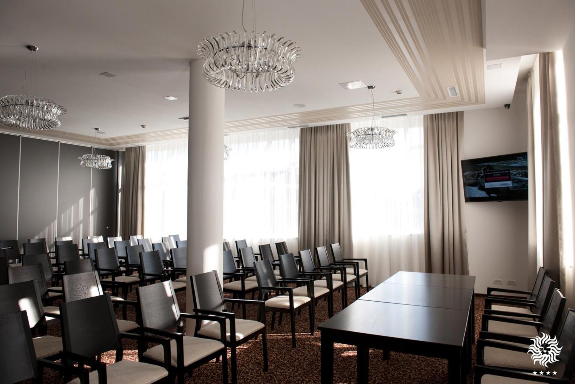 Hotel Leon & Spa Арад Екстериор снимка