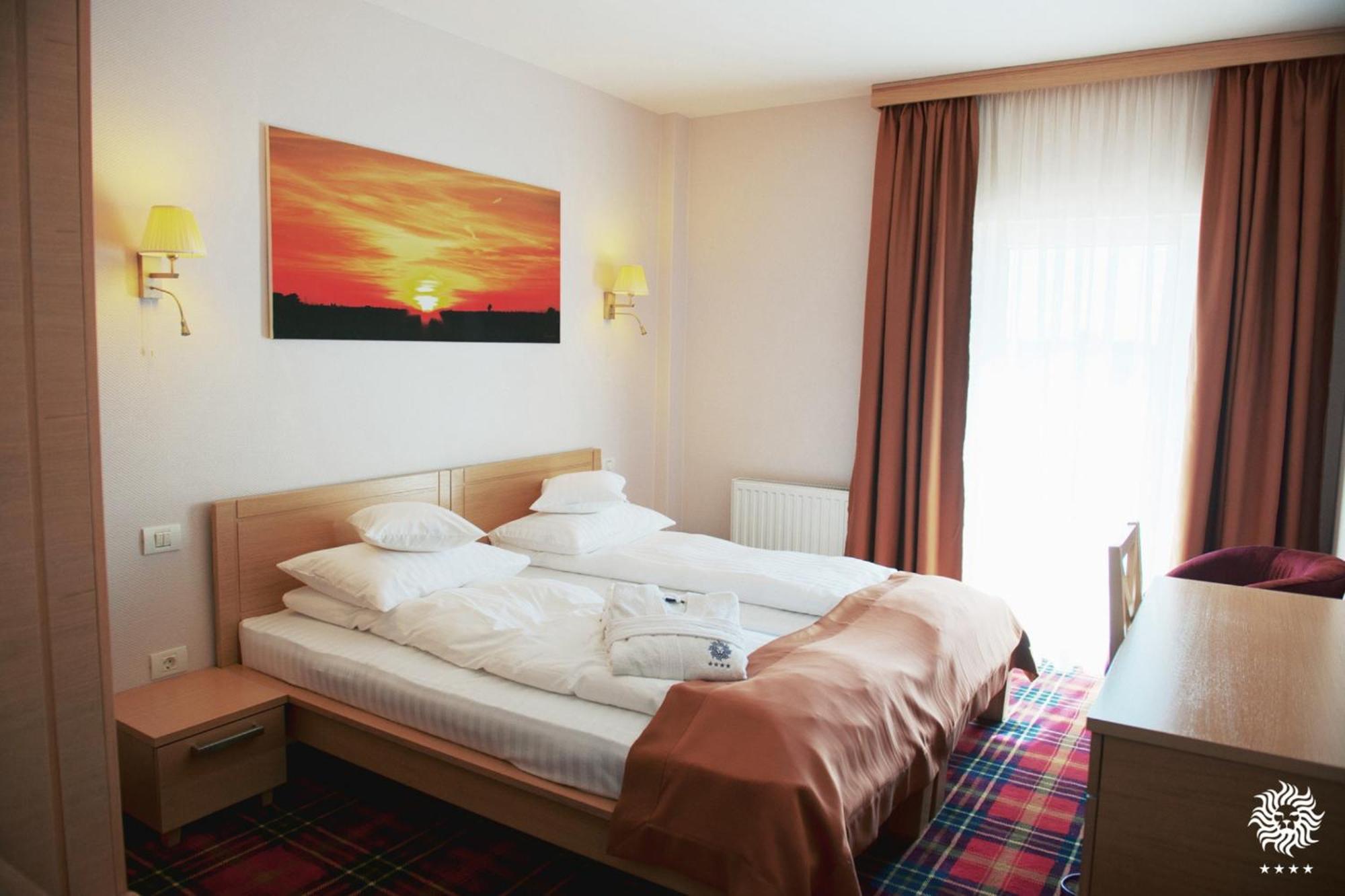 Hotel Leon & Spa Арад Екстериор снимка