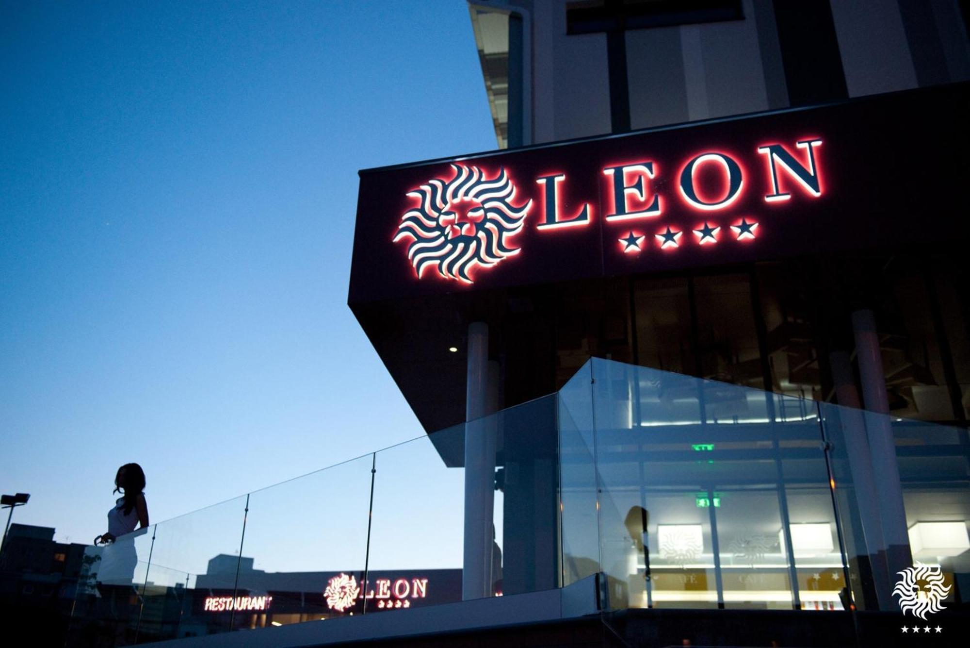 Hotel Leon & Spa Арад Екстериор снимка
