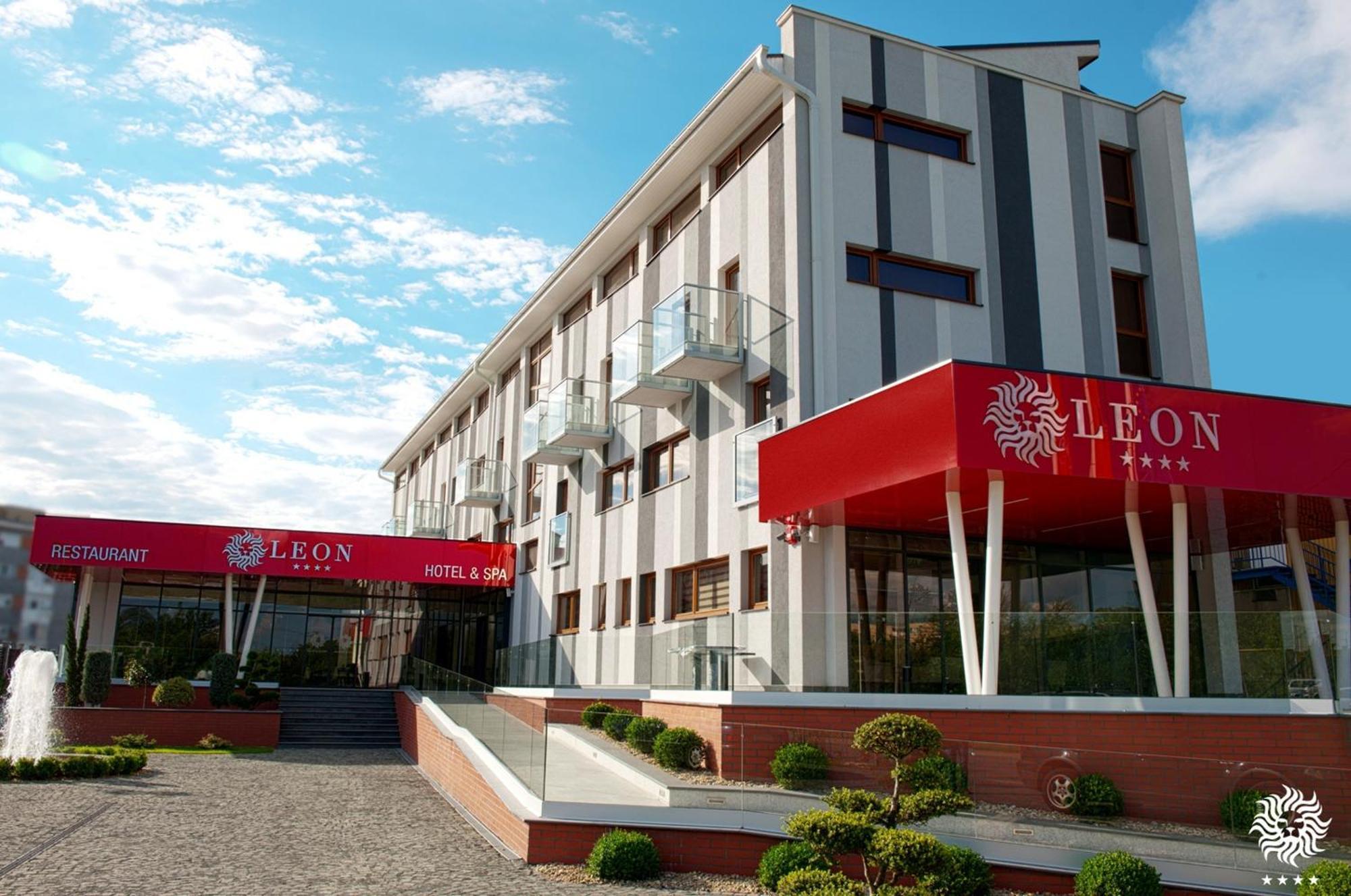 Hotel Leon & Spa Арад Екстериор снимка
