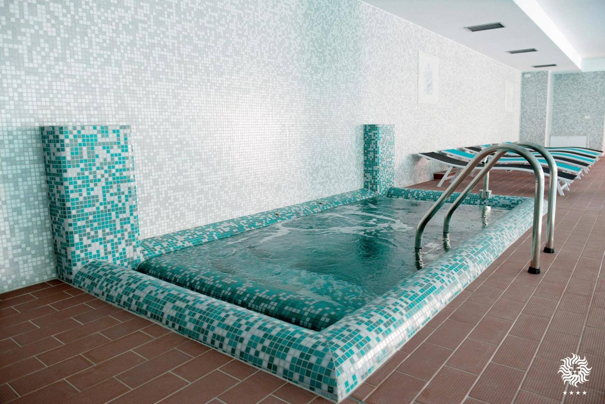 Hotel Leon & Spa Арад Екстериор снимка