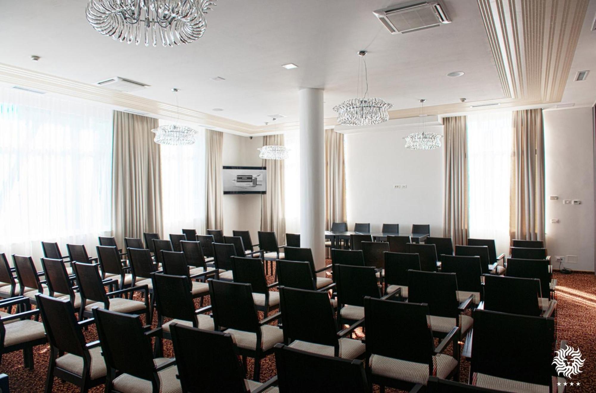 Hotel Leon & Spa Арад Екстериор снимка