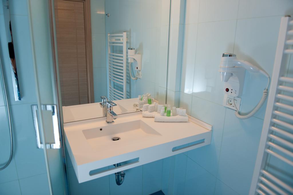 Hotel Leon & Spa Арад Екстериор снимка
