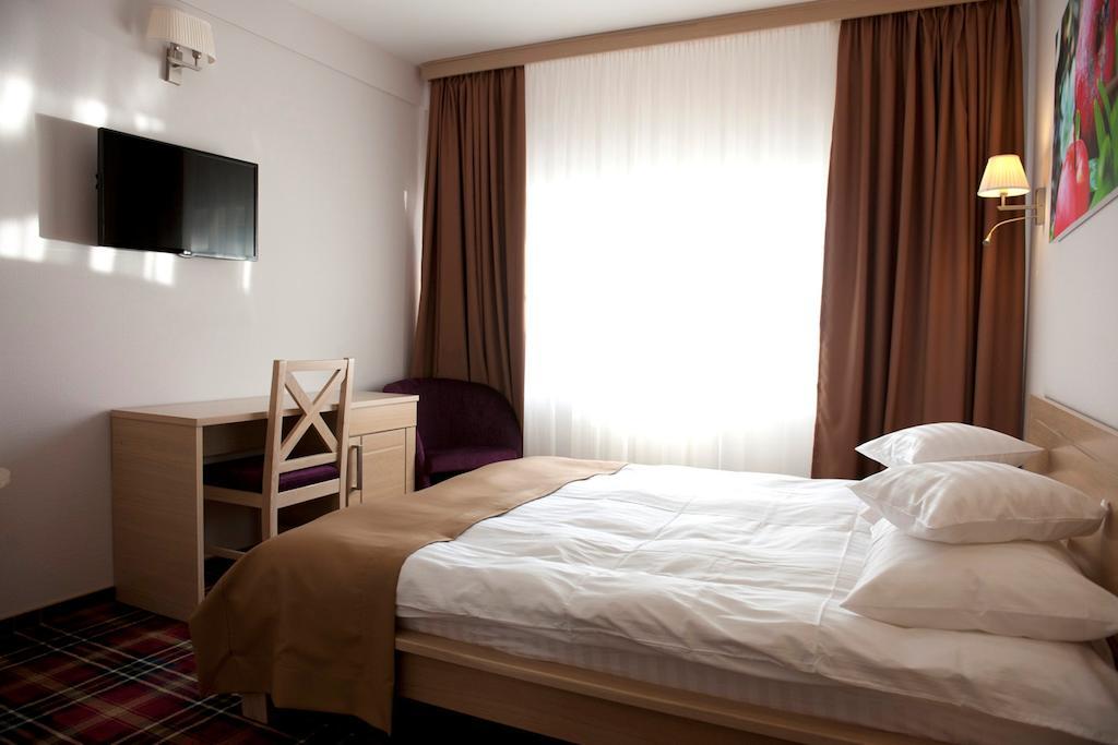 Hotel Leon & Spa Арад Стая снимка