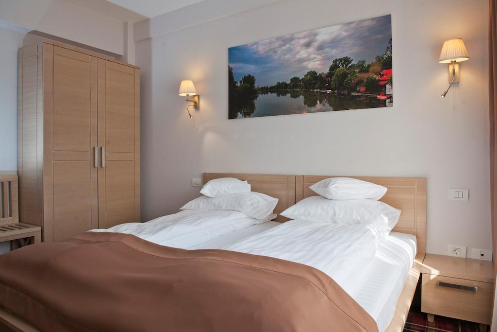 Hotel Leon & Spa Арад Стая снимка
