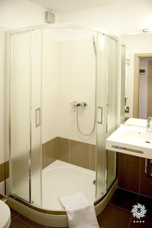 Hotel Leon & Spa Арад Стая снимка