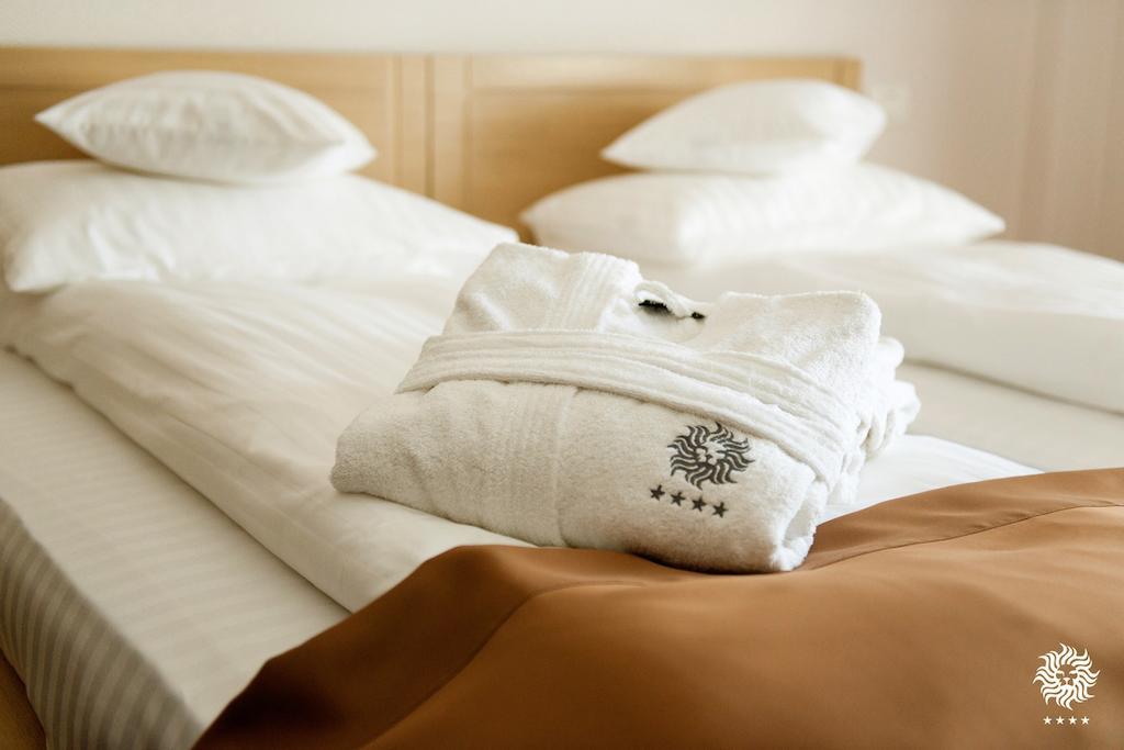 Hotel Leon & Spa Арад Стая снимка