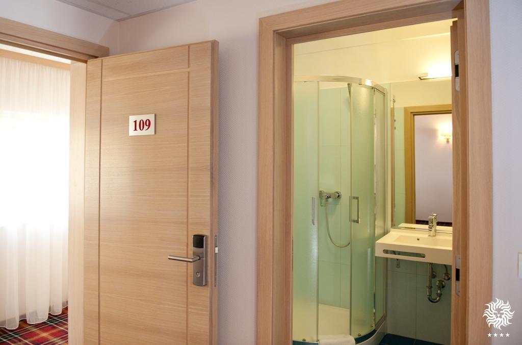 Hotel Leon & Spa Арад Стая снимка